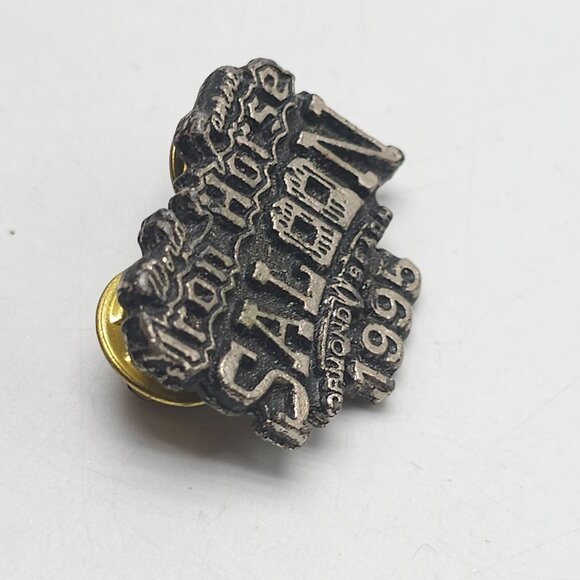 Vintage Iron Horse Saloon 1995 Pin Badge With Dual Clutches - Picture 2 of 4